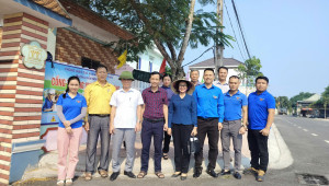 Các đc trong Ban dân vận huyện ủy Diễn Châu và Ban TV Đảng ủy kiêm tra mô hình dân vận khéo của Đoàn xã Diễn Kỷ. Mô hình" Cổng trường ATGT