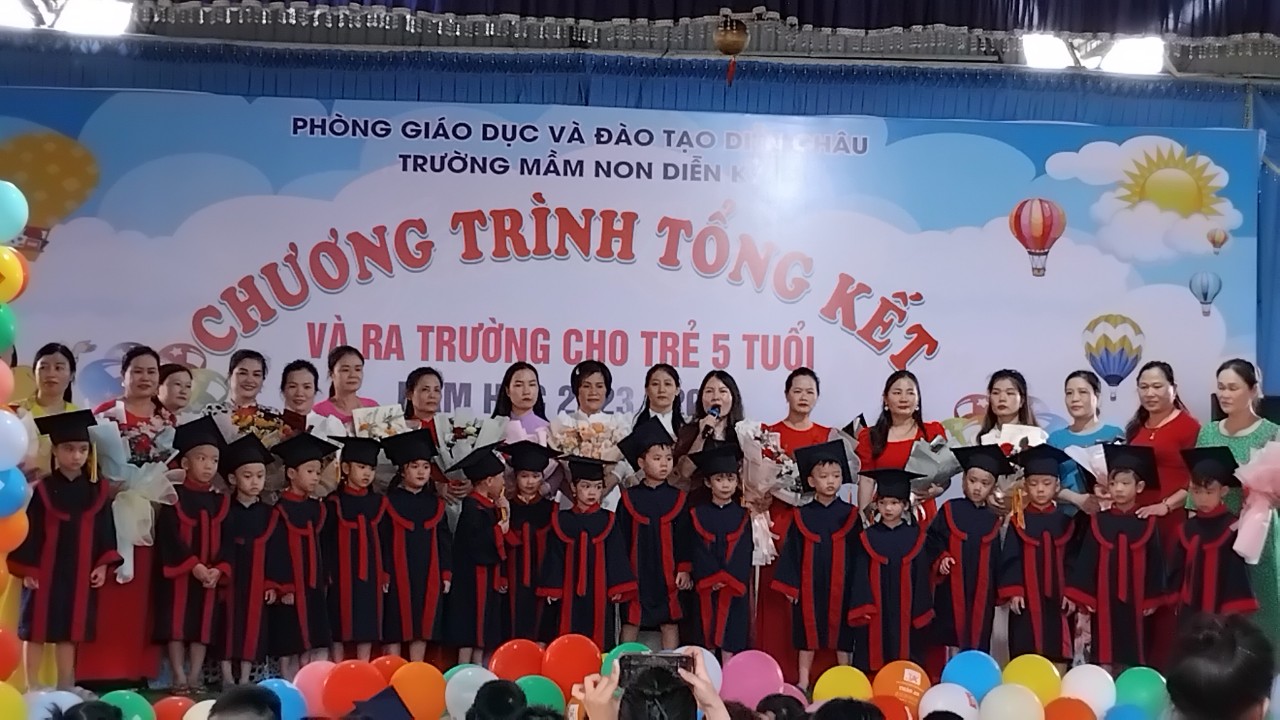 Học sinh lớp 5 tuoir tri ân thầy cô