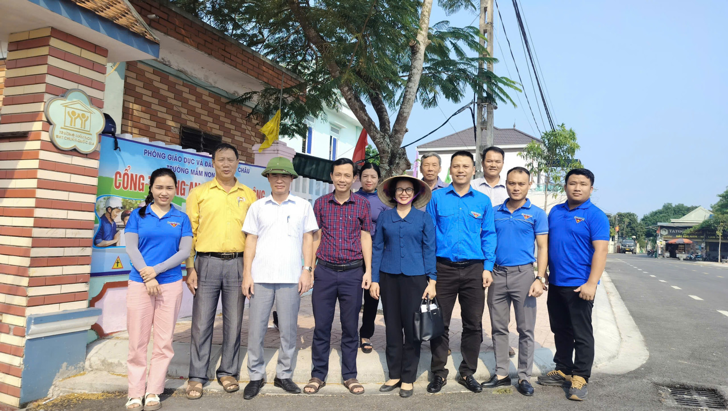 Các đc trong Ban dân vận huyện ủy Diễn Châu và Ban TV Đảng ủy kiêm tra mô hình dân vận khéo của Đoàn xã Diễn Kỷ. Mô hình" Cổng trường ATGT